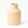 Beige geriffelte Keramikvase mit matter Oberfläche und kurzem Hals, freigestellt auf weißem Hintergrund – minimalistische Deko-Vase.