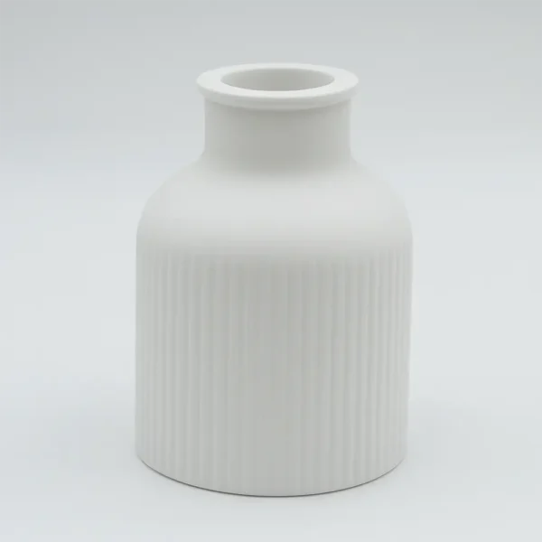 Weiße geriffelte Keramikvase mit matter Oberfläche und kurzem Hals, freigestellt auf hellem Hintergrund – minimalistische Deko-Vase.