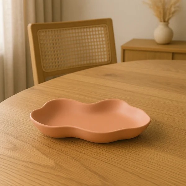 Schale Wellendesign Terrakotta auf Esstisch im modernen Wohnzimmer