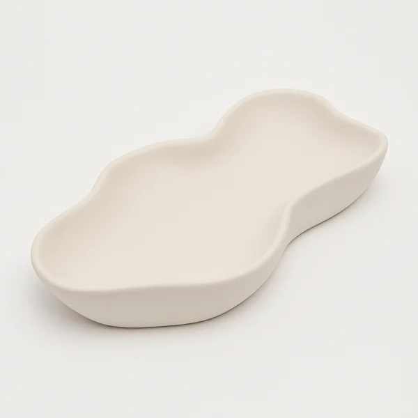Schale Wellendesign in Weiß aus modernem Keramik Design auf weißem Hintergrund