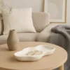 Schale Wellendesign Weiß mit Schmuck auf Couchtisch in modernem Wohnzimmer