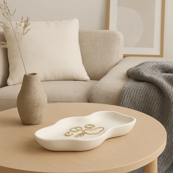 Schale Wellendesign Weiß mit Schmuck auf Couchtisch in modernem Wohnzimmer