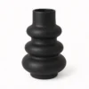 Schwarze Vase Skulptural mit moderner, gewellter Form auf weißem Hintergrund