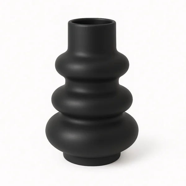 Schwarze Vase Skulptural mit moderner, gewellter Form auf weißem Hintergrund