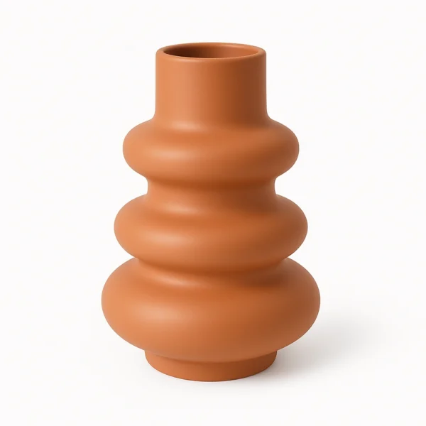 Vase Skulptural in Terrakotta mit weicher, gewellter Form auf hellem Hintergrund