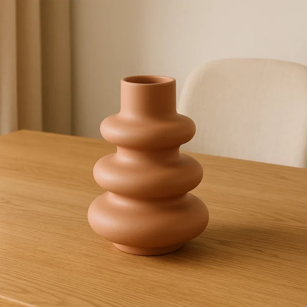 Vase Skulptural in Terrakotta auf einem Holz-Esstisch in warmem Wohnzimmer