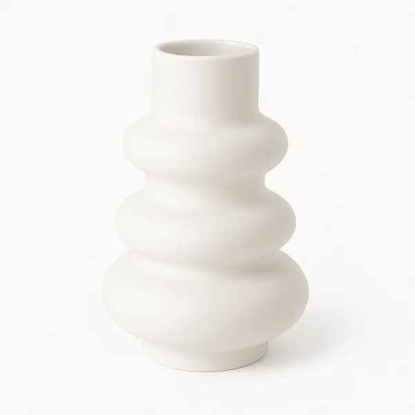 Weiße Vase Skulptural mit organischer, gewellter Form auf hellem Hintergrund