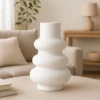Vase Skulptural in Weiß auf einem Wohnzimmertisch in heller, moderner Einrichtung