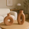 Modernes Vasen Set in Terrakotta im Wohnzimmer auf Holztisch