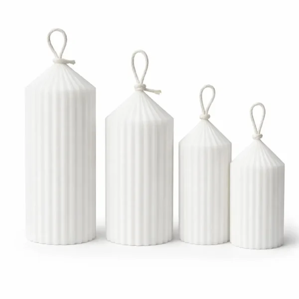 Vier Stumpenkerzen Geriffelt Set in Weiß in Hausform mit Schlaufe – Kerzen-Set in 4 Größen, freigestellt auf weißem Hintergrund.